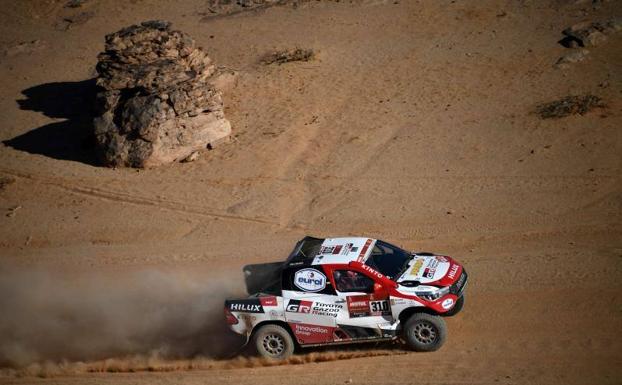 Fernando Alonso salva la cuarta etapa del Dakar al hacer 150 kilómetros sin ruedas de repuesto