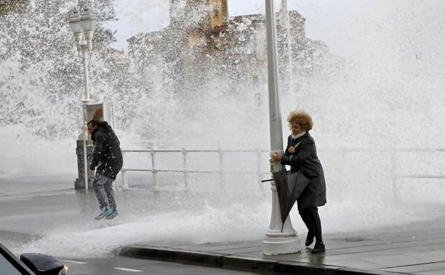 Primera alerta del año por viento y oleaje en Asturias