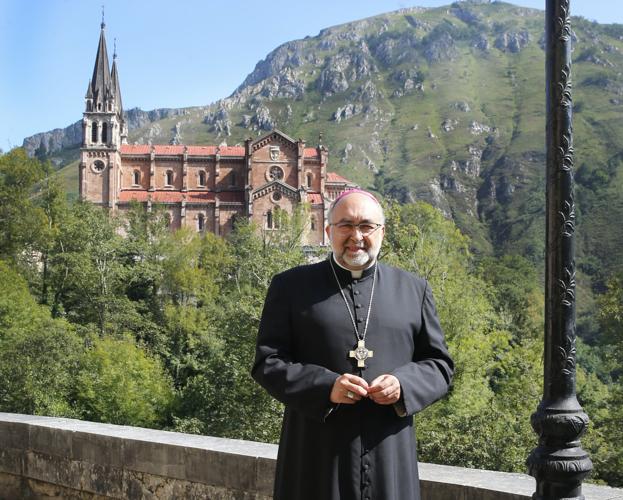 El arzobispo de Oviedo pide a la Santina que «ayude a salvar España»