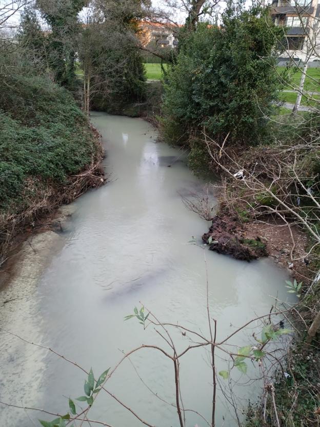 Paralizan unas obras de construcción por un vertido al río Piles