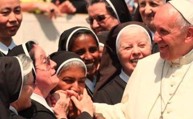 El Papa bromea con una monja