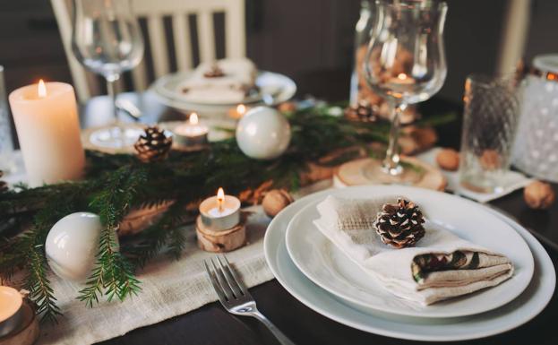 El cadáver de un hombre pasa inadvertido dos días en una mesa navideña