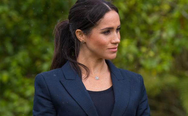 Isabel II pide resolver «deprisa» el estatus de los Sussex y Meghan viaja a Canadá