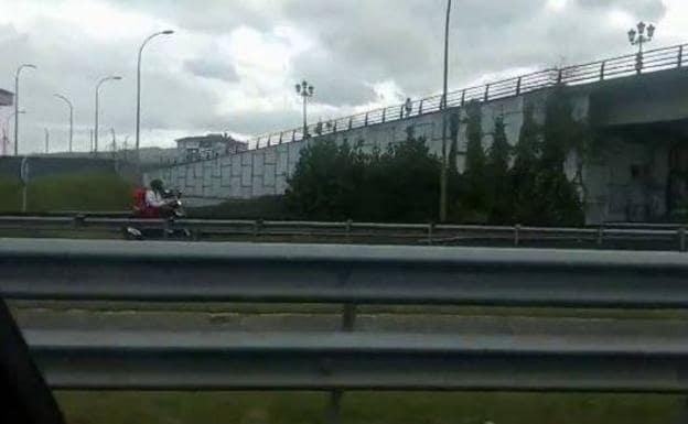 Investigan las imágenes del motorista 'kamikaze' de Oviedo