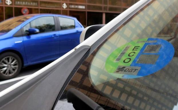 Un error de la DGT con las etiquetas medioambientales afecta a miles de conductores