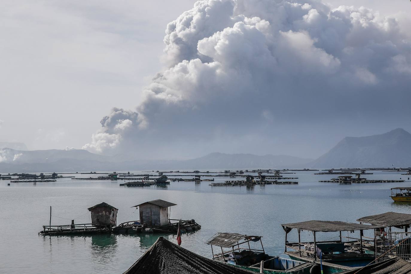 El volcán Taal de Filipinas comienza a expulsar lava y deja ya más de 24.000 evacuados