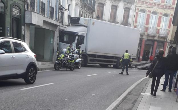 Un camión se sale de la vía y se empotra contra un edificio en Vegadeo