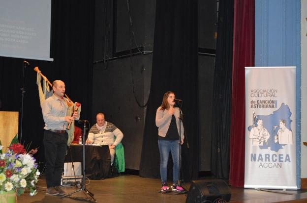 La gaita, protagonista en el certamen cangués de canción asturiana
