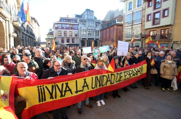 Centenares de personas rechazan en Oviedo y Gijón el Gobierno de coalición