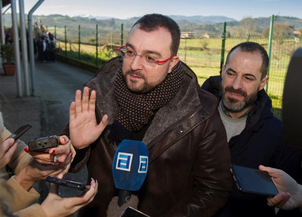 El PSOE destaca la «solvencia» del nuevo Gobierno y la derecha critica su tamaño