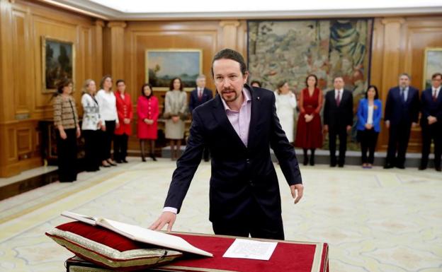 El símbolo antifascista que han lucido Iglesias y Garzón al prometer su cargo como ministros