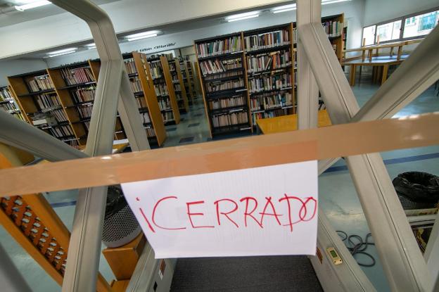 La biblioteca de Lugones traslada sus 33.452 ejemplares al nuevo Centro Polivalente