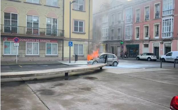 Susto al arder un turismo en la calle Llano Ponte de Avilés