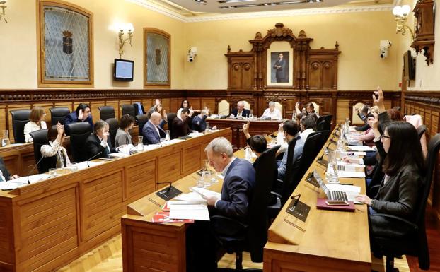 El Pleno de Gijón pide revisar el cierre del anillo navegable en cuanto se hayan eliminado los vertidos al Piles