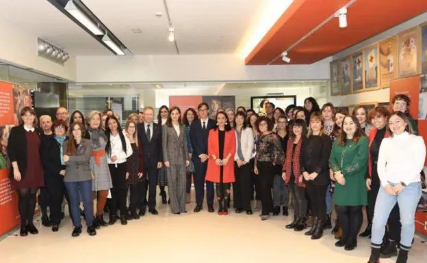 La reina Letizia se interesa por el trabajo realizado en la 'Casa Malva' de Gijón