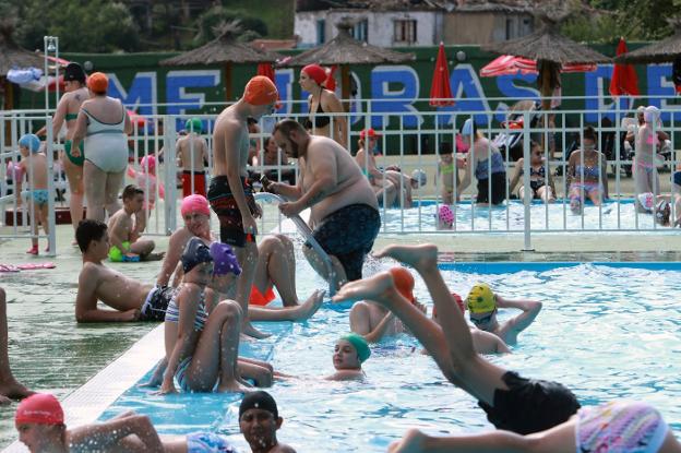 Las piscinas de Turón, «condenadas al cierre» por una factura de agua «bestial»