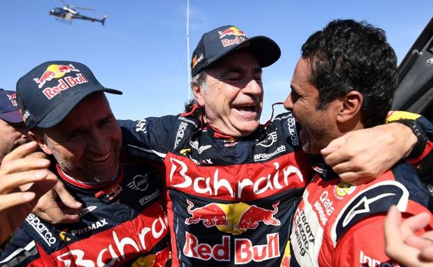 El eterno Carlos Sainz conquista su tercer Dakar