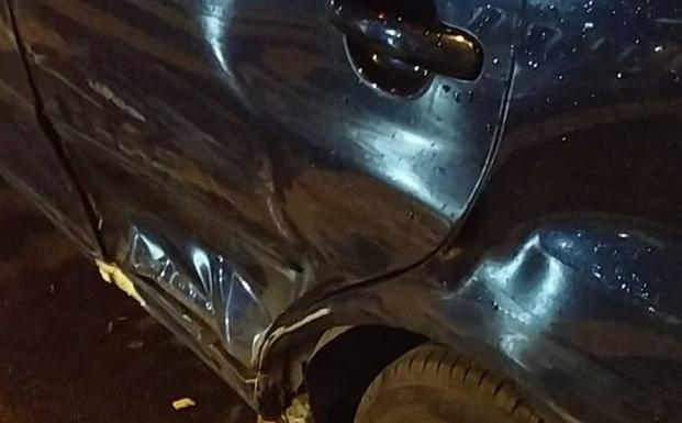 Choca contra varios turismos en El Llano y se da a la fuga