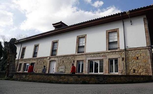 Un profesor de Nava se enfrenta a dos años de cárcel acusado de abusar sexualmente de un niño de nueve años