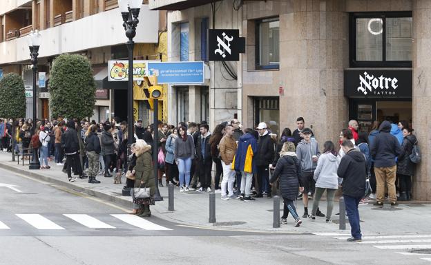 Largas colas por un tatuaje solidario en Gijón