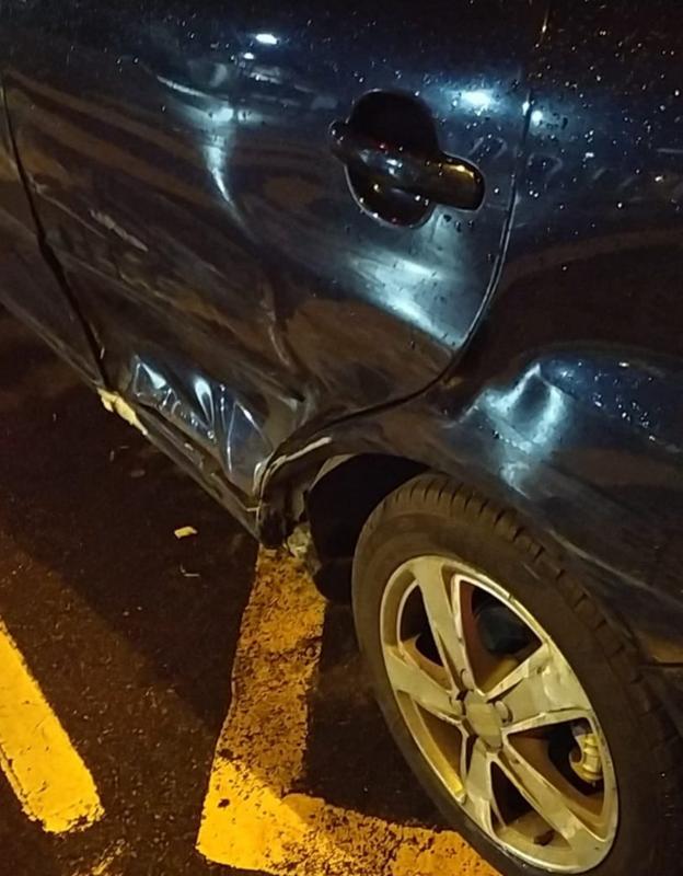 Choca contra varios turismos en El Llano y se da a la fuga