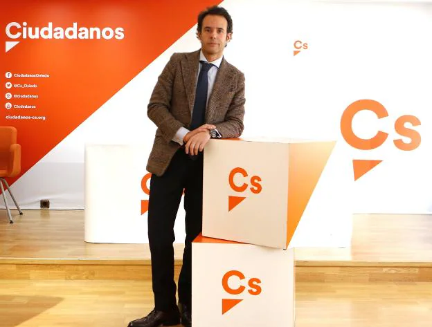 Ignacio Cuesta, nuevo portavoz de Ciudadanos Asturias, en la sede del partido. / PABLO LORENZANA