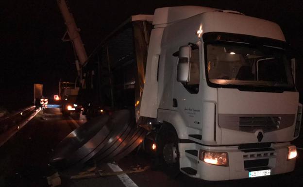 Un camión pierde su carga en la AS-17 dirección Lugones