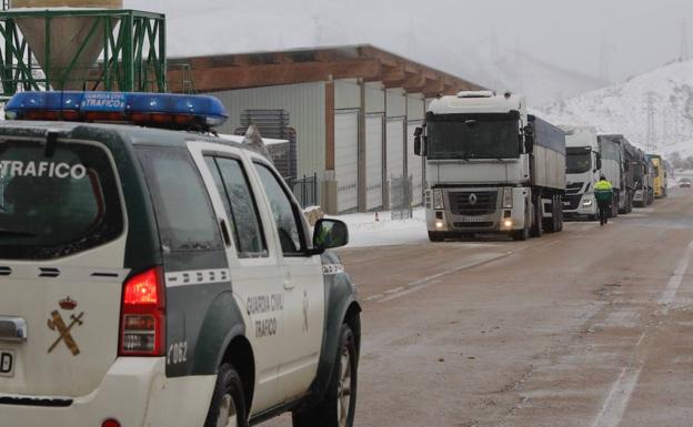 La nieve obliga a usar cadenas en dos puertos de montaña