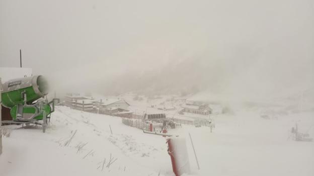 Los cañones de nieve de Pajares, a pleno rendimiento para poder reabrir