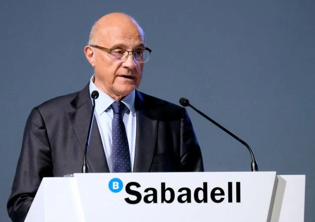 Sabadell se abre a una fusión ante la presión de los inversores