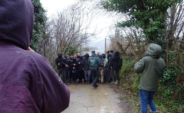 El colectivo Escanda impide su desahucio del palacio Ronzón en Lena