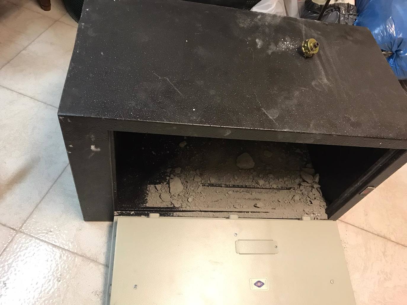 Roban en cinco naves de en el polígono de Roces