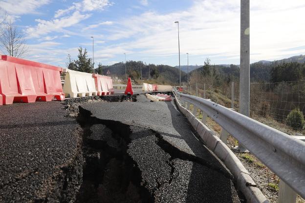 Cerrado uno de los accesos a la A-64 desde la autovía del Cantábrico