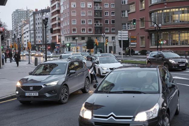 La ordenanza de movilidad de Gijón prevé restringir el tráfico junto a colegios y centros de salud