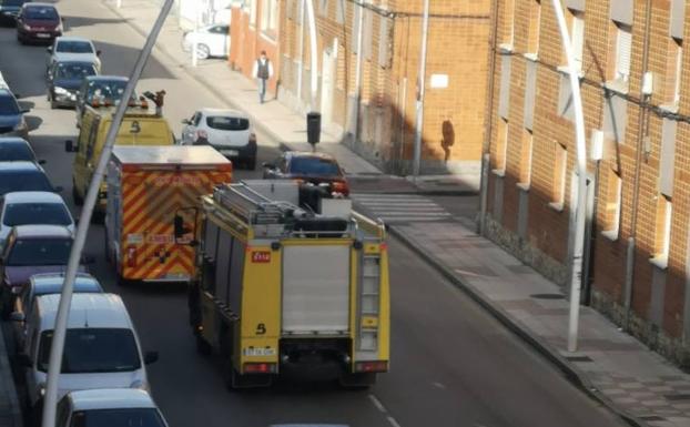 Un hombre se precipita desde un tercer piso en La Felguera