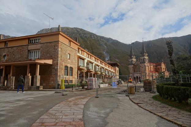 La explanada de la basílica contará con más piedra 'rojo Covadonga'