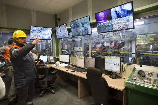 La tecnología ha transformado el trabajo siderúrgico, como se puede ver en la sala de control del tren de carril de Arcelor en Gijón. / D. MORA