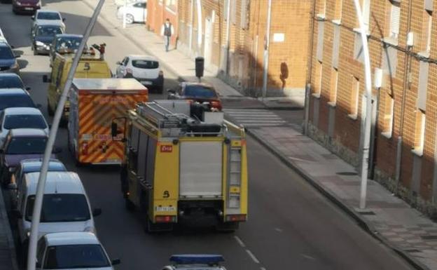 Herido grave un septuagenario al caer desde un tercer piso en La Felguera