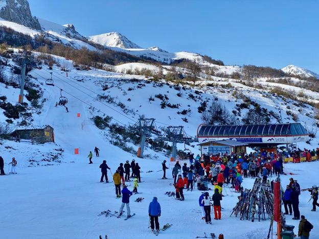 7.376 esquiadores en Pajares y Fuentes de Invierno durante el fin de semana
