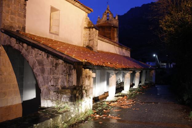 Los vecinos de Caleao reclaman al Arzobispado que «defienda» su iglesia