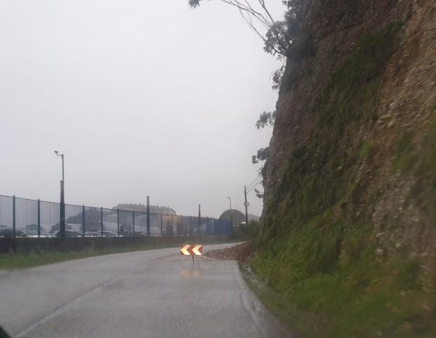 Un nuevo argayo obliga a cortar cuatro horas un carril en la carretera del faro