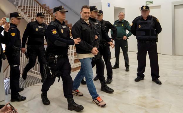 Igor 'el Ruso', el asesino de Teruel, es juzgado dentro de una cabina blindada