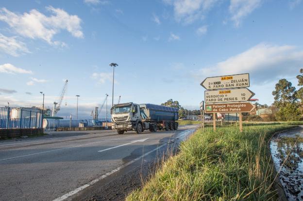 El Ayuntamiento pide al Principado por segunda vez en dos meses que actúe en la carretera del faro