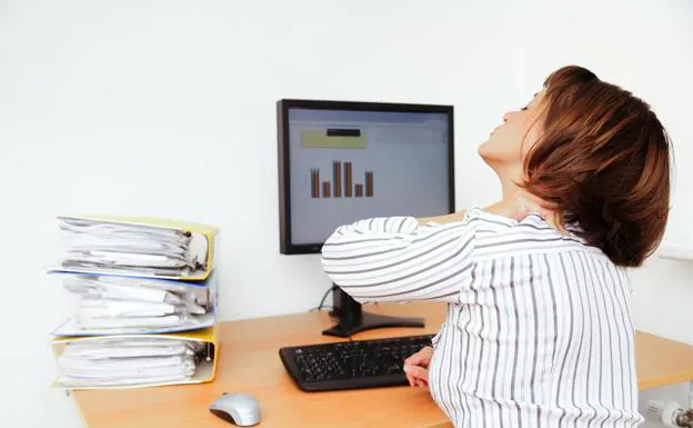 Diez consejos para sentarse bien en el trabajo y prevenir el dolor de espalda