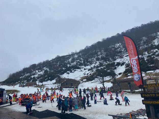 Récord de escolares en la Semana Blanca de Fuentes, 400 en un día