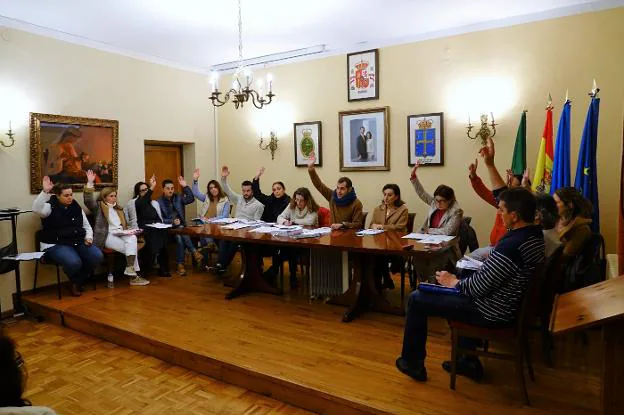 El Ayuntamiento de Cangas de Onís nombra Hijo Predilecto al periodista Diego Carcedo