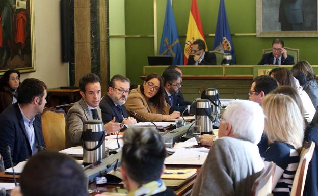 Oviedo aprueba el presupuesto para este año entre críticas a los recortes del bipartito