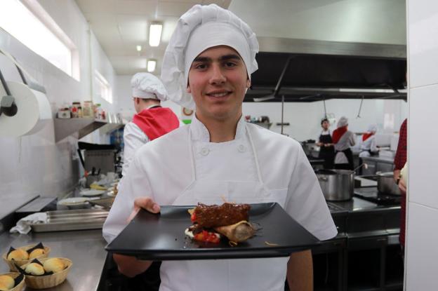 Un alumno de cocina de Ibiza gana el sexto certamen de Xata Roxa en Moreda