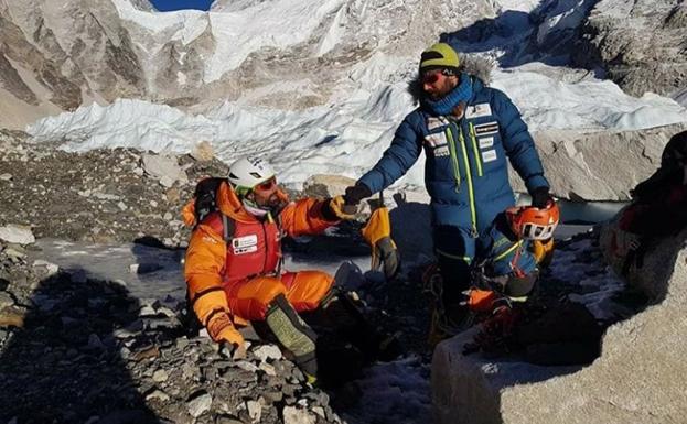 Jonatan García, compañero de Alex Txikon, es evacuado tras caer por una grieta en el Everest