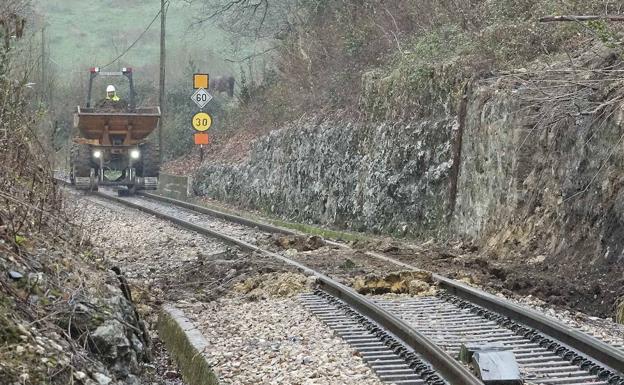 Un argayu corta la línea ferroviaria entre Llanes y Unquera